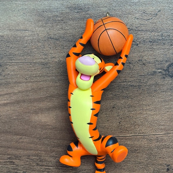NIB VINTAGE The Winning Bounce TIGGER BASKETBALL Hallmark Ornament Winnie 2004 - Picture 3 of 10